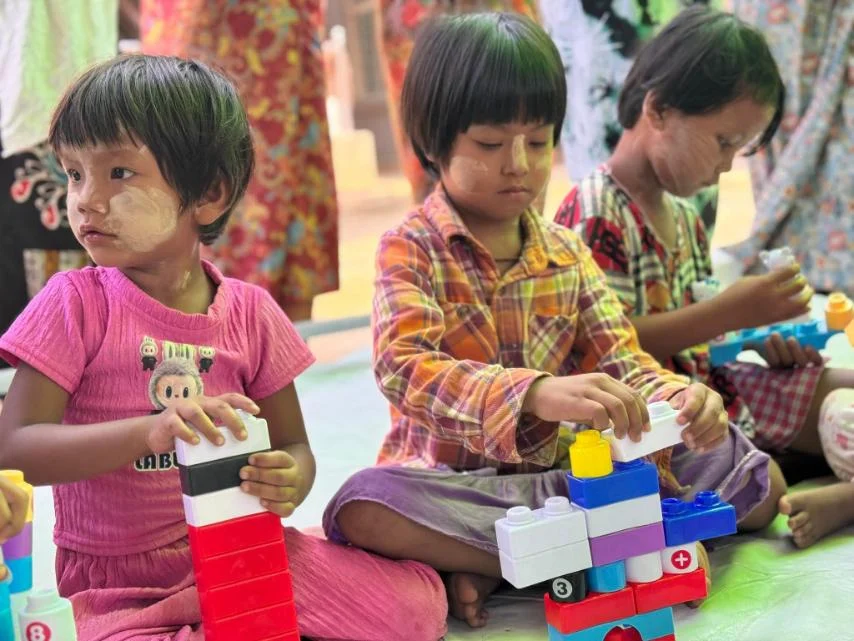 Reyði Krossur Føroya hevur eina samstarvsavtalu við Uttanríkistænastuna, sum hevur til endamáls at stuðla Reyða Krossi í altjóða humaniterum virksemi.